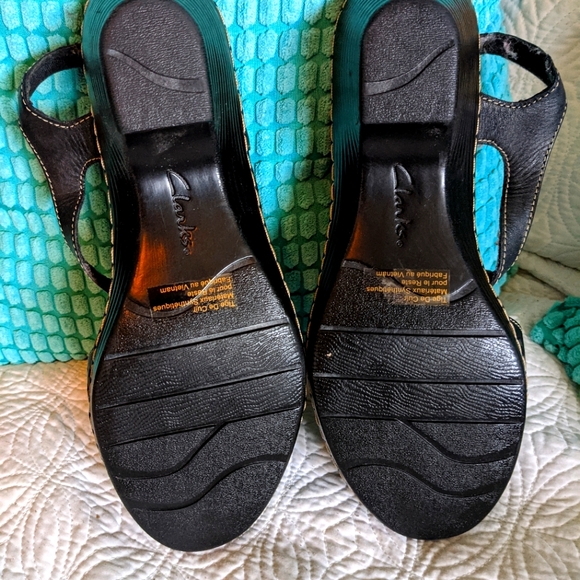 Strappy black low heels. - Picture 4 of 6